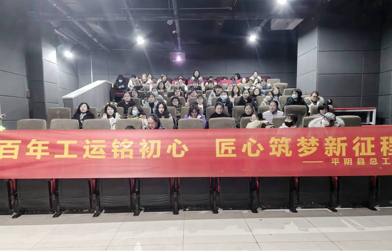 男女一边摸一边亲一边脱的相关介绍
